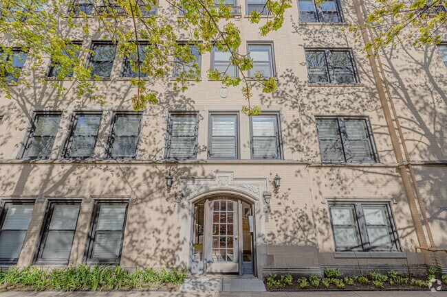 Building Photo - 7059 N Damen Ave Rental