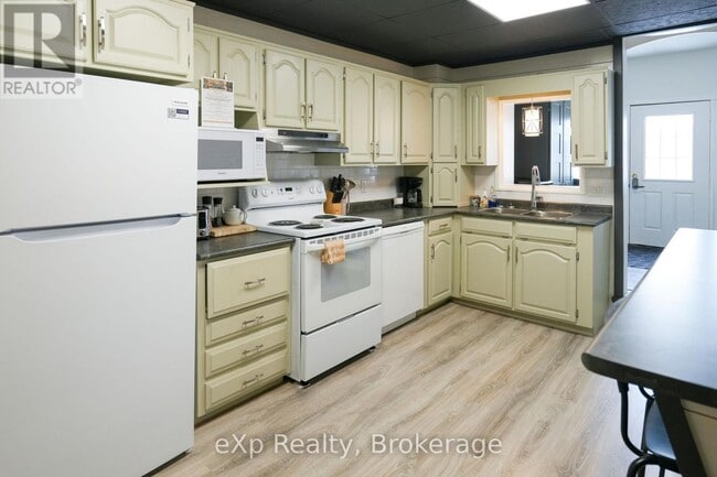 Photo - 72 Sykes St N