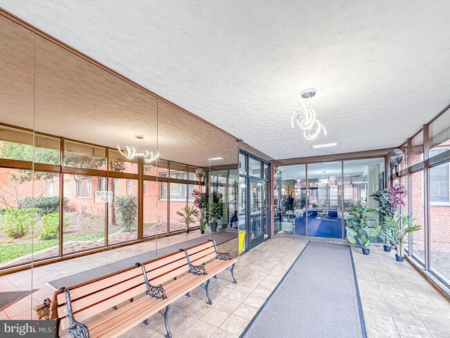 Building Photo - 1111 Arlington Blvd Unit 615