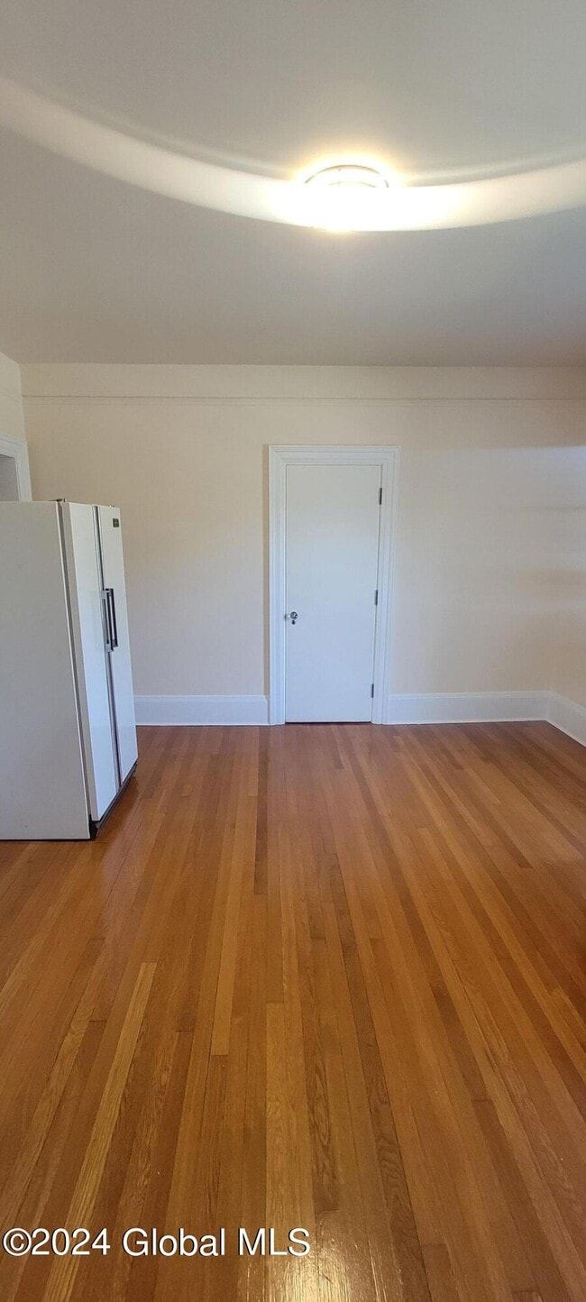 Photo - 1570 Union St