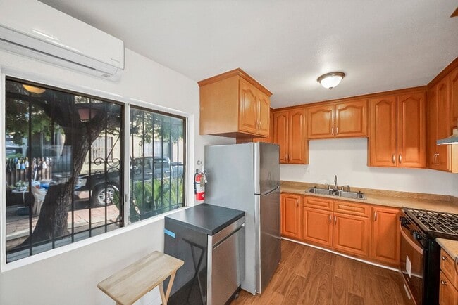 Photo - 2458 Normandie Ave Unit 2
