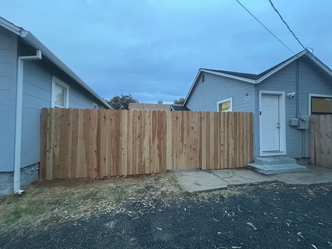 Nueva cerca con cerraduras para puerta lateral y patio trasero. - 2151 Oro Bangor Hwy