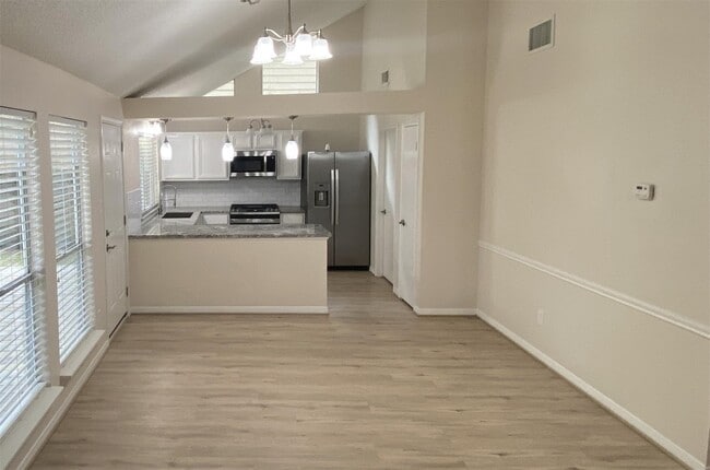 Photo - 33 N Rain Forest Ct