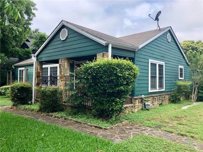 Building Photo - Great 4X2 Stand Alone Home for August! Unit #A