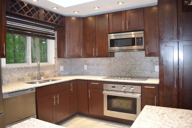 Building Photo - 13 Pinter Ln