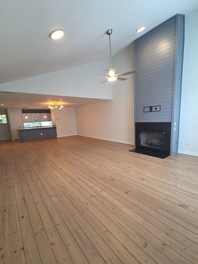 Photo - 920 Memorial Dr SE