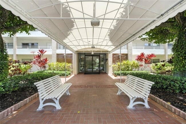 Building Photo - 3850 Oaks Clubhouse Dr Unit 307