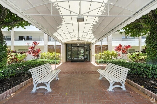 Building Photo - 3850 Oaks Clubhouse Dr Unit 307