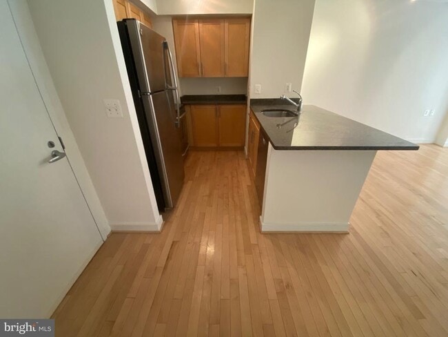 Building Photo - 7500 Woodmont Ave Unit S403