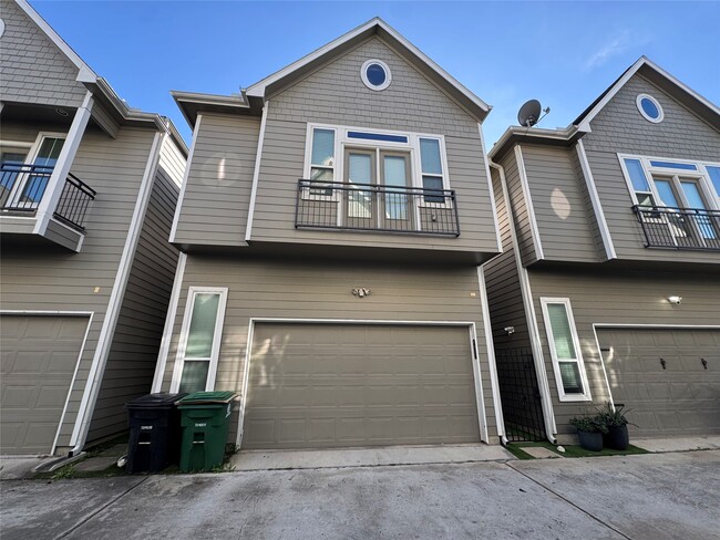 Building Photo - 902 W 20th St