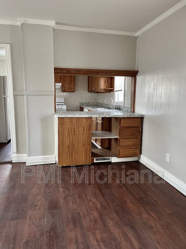 Photo - 212 W 9th St