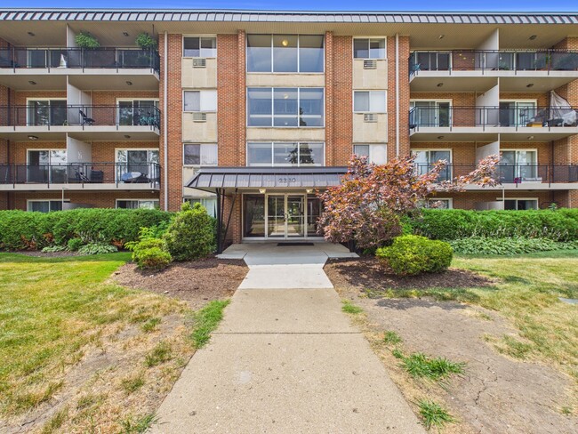 Building Photo - 2210 S Goebbert Rd Unit 226