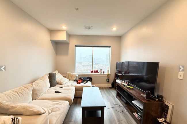 Building Photo - 55 W 5th St