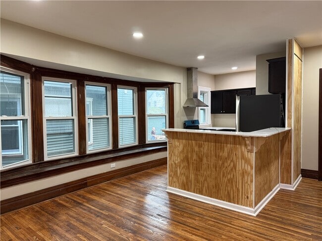 Photo - 483 Alexander St