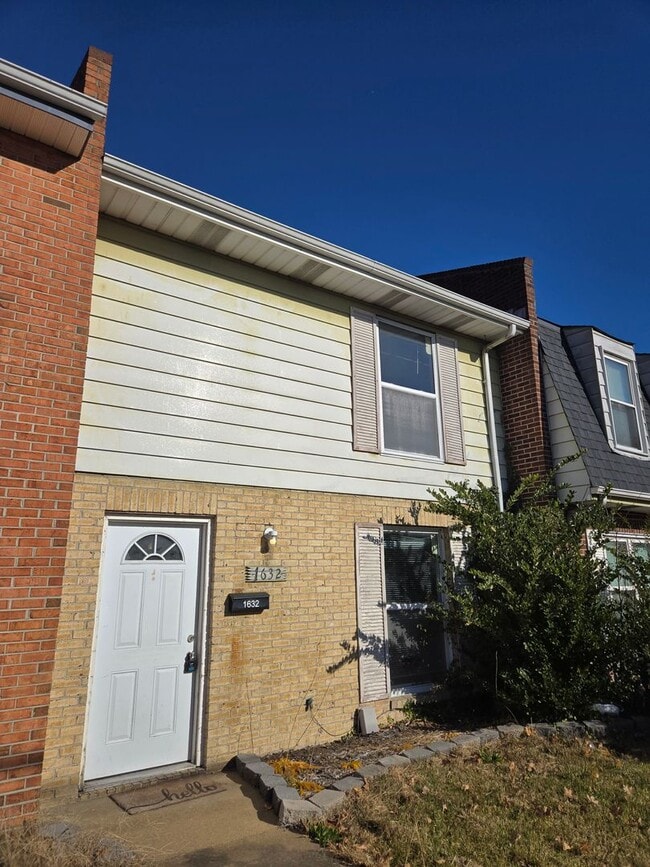 Building Photo - Centrally Located 3BR Townhome – Close to Everything!