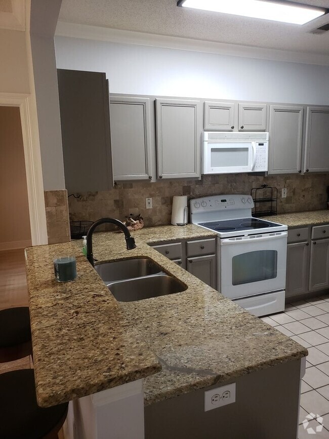 Building Photo - Now Leasing! Highland Village II – Gated a... Rental