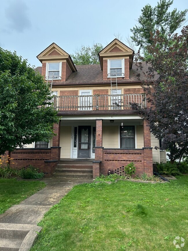 Building Photo - 1727 Woodland Ave NW Unit Lower  1727 Rental