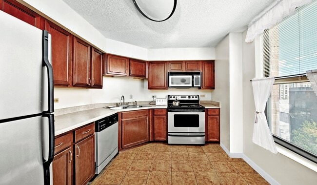 Building Photo - 1715 Chicago Ave Unit 616S