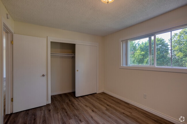3BR, 1BA - 985 SF