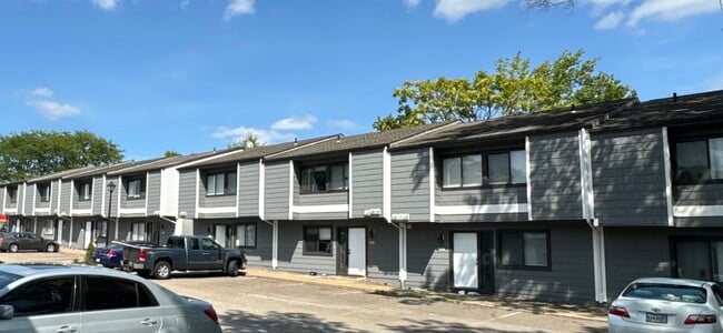 Vista del estacionamiento - Akron U Townhomes - Student Housing