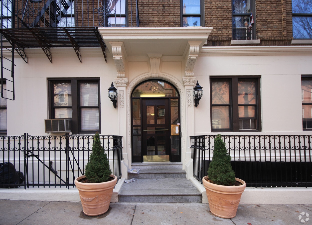 Photo - 252-300 12th Street