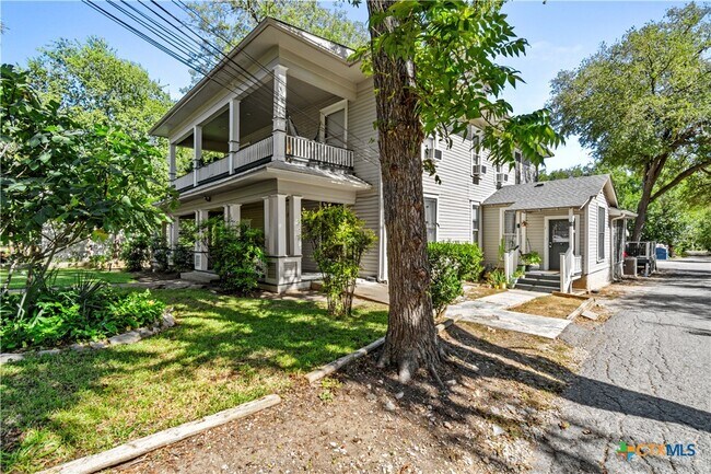 527 W San Antonio St Unit 7