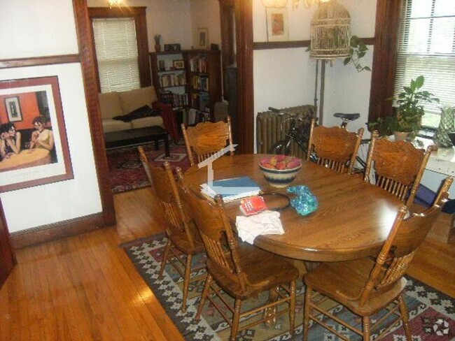 Building Photo - Washington Sq Area of Brookline. Heat, Hot... Rental