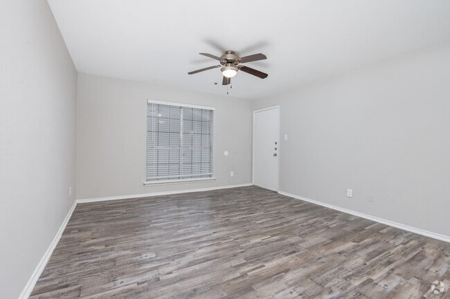 1BR, 1BA - 594SF - Living Room