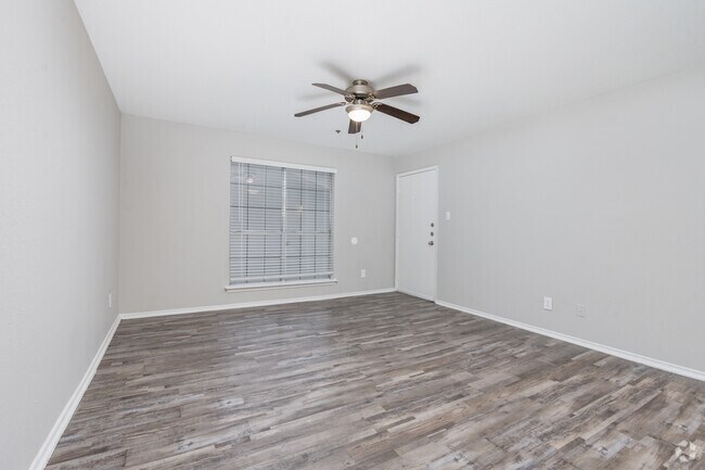 1BR, 1BA - 594SF - Living Room - Vistas on the Park