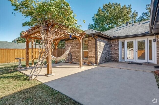 Building Photo - 700 Stoneybrook Dr Rental