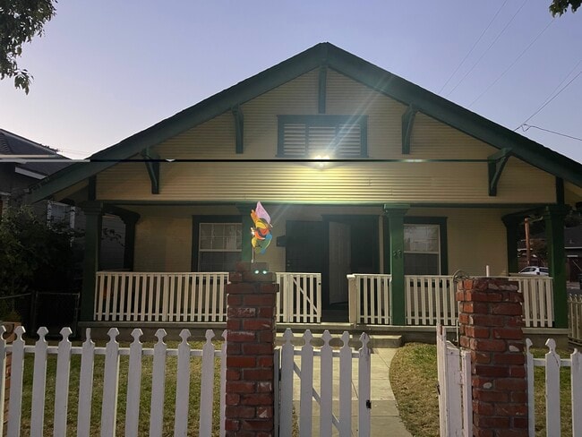 Building Photo - 35 E 8th St Unit #A