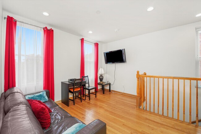 Photo - 624 S Oakley Blvd Unit 2