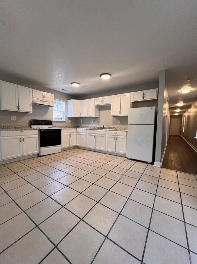 2718 Montgomery St Unidad 2720 Montgomery Street