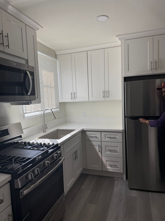 Building Photo - FOR RENT — COMPLETELY REMODELED Apartment Unit 3527