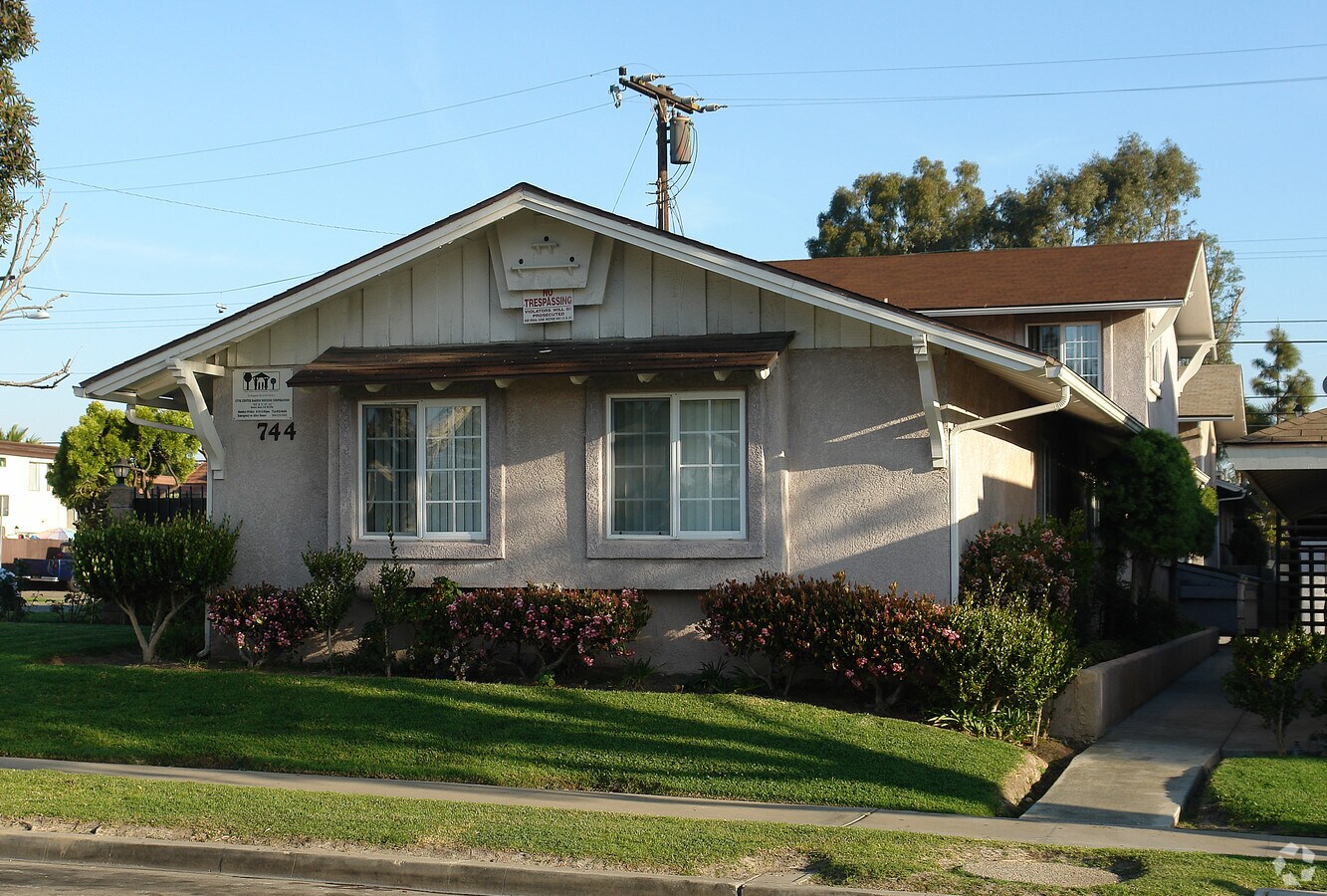 Photo - 744 James St