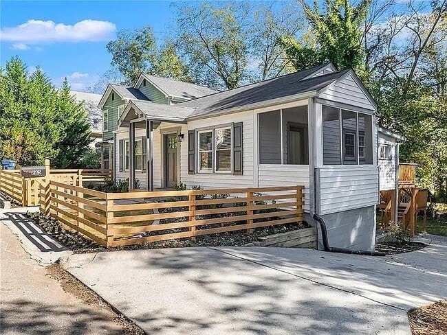 Photo - 845 Oak St SW