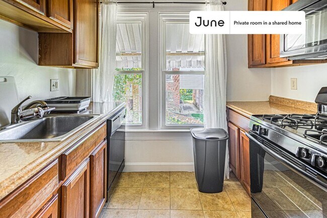 Room in Shared 6 bed/3 bath home in Brookland