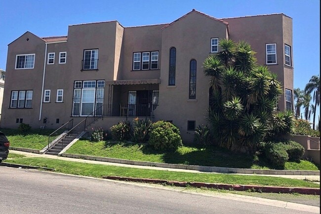 Building Photo - Mid-City Top Floor 2 Bedroom 1 Bath Gem