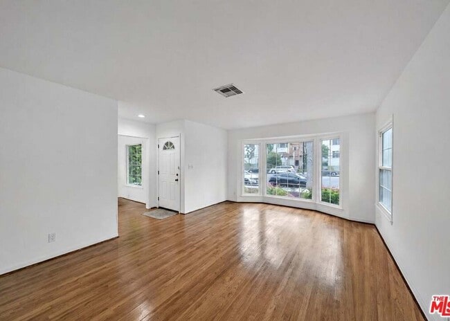 Photo - 6531 Hayvenhurst Ave