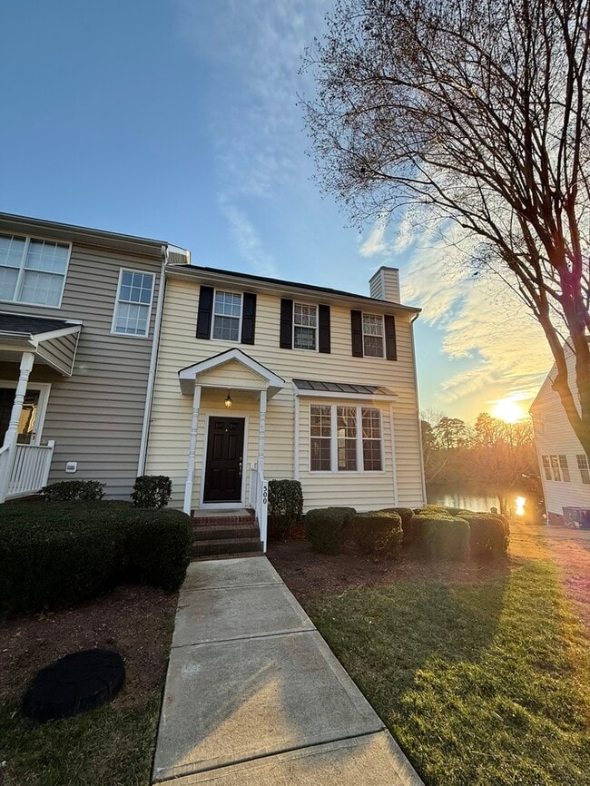 Building Photo - Beautiful 3 Bedroom 2.5 Bath End Unit Town Home with Lake View!