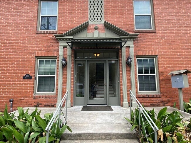 Building Photo - 1918 Sul Ross St Unit A Rental