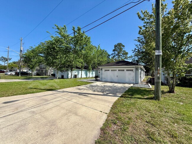 Photo - Stylish 4BR Retreat with Granite Kitchen, Spacious Yard & No HOA!!