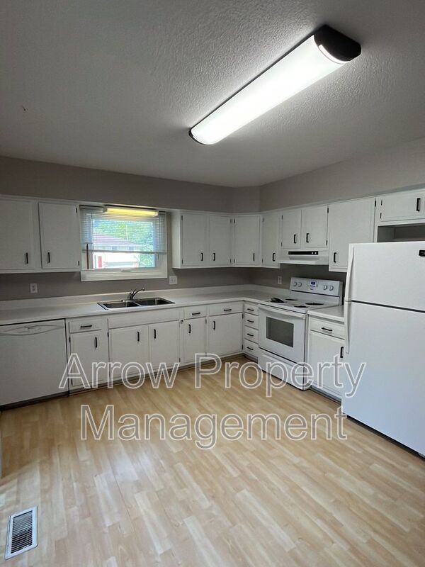 Photo - 1925 Manor Ct