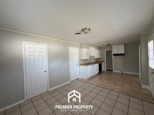 Photo - Charming 3BR Home w/ Hardwood Floors & Fenced Backyard in East Memphis