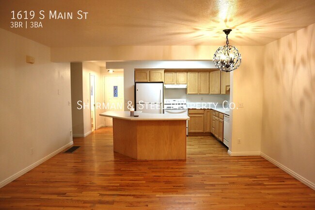 1619 S Main St