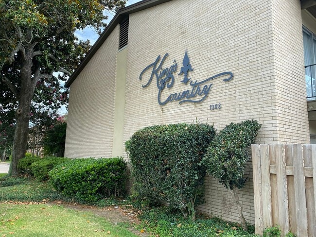 Building Photo - Two Bedroom , Two Bathroom