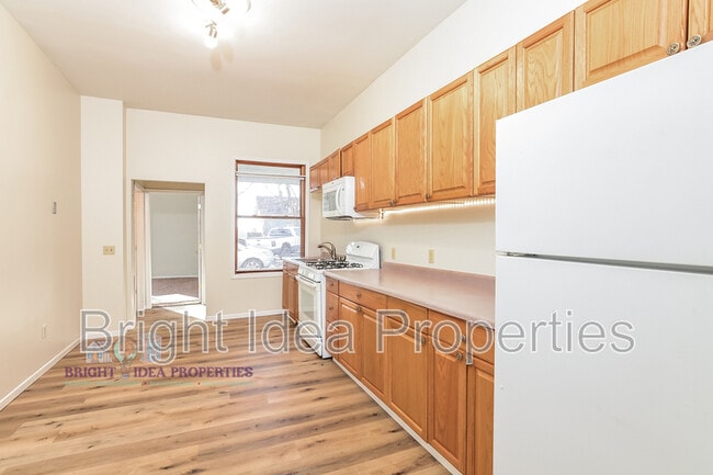 Photo - 863 Clark St N