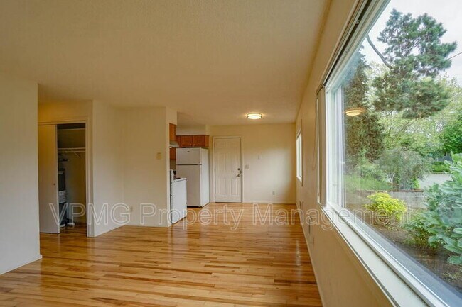 Photo - 609 W McLoughlin Blvd