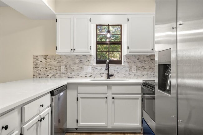 Photo - Flexible Lease Options! 2BR/2BA Townhome w... Unidad 8