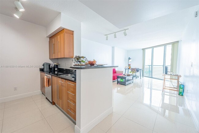 Building Photo - 335 S Biscayne Blvd Unit 2602 Rental